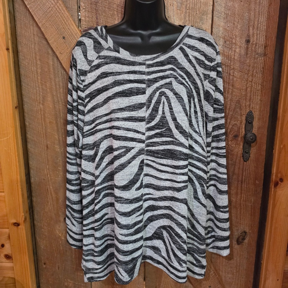 Chico's Zenergy Tunic Top Womens Zebra Animal Print Knit Black Gray Long Sleeve